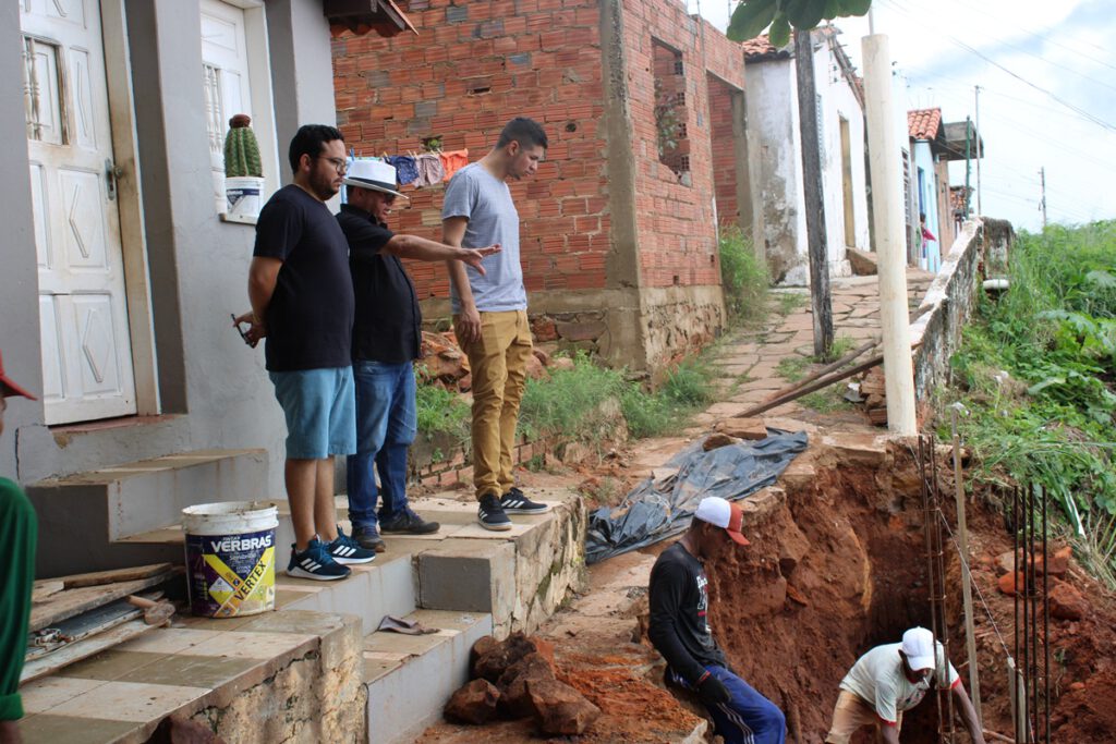 Defesa Civil de Picos reconstrói trechos de paredões que desabaram com a chuva