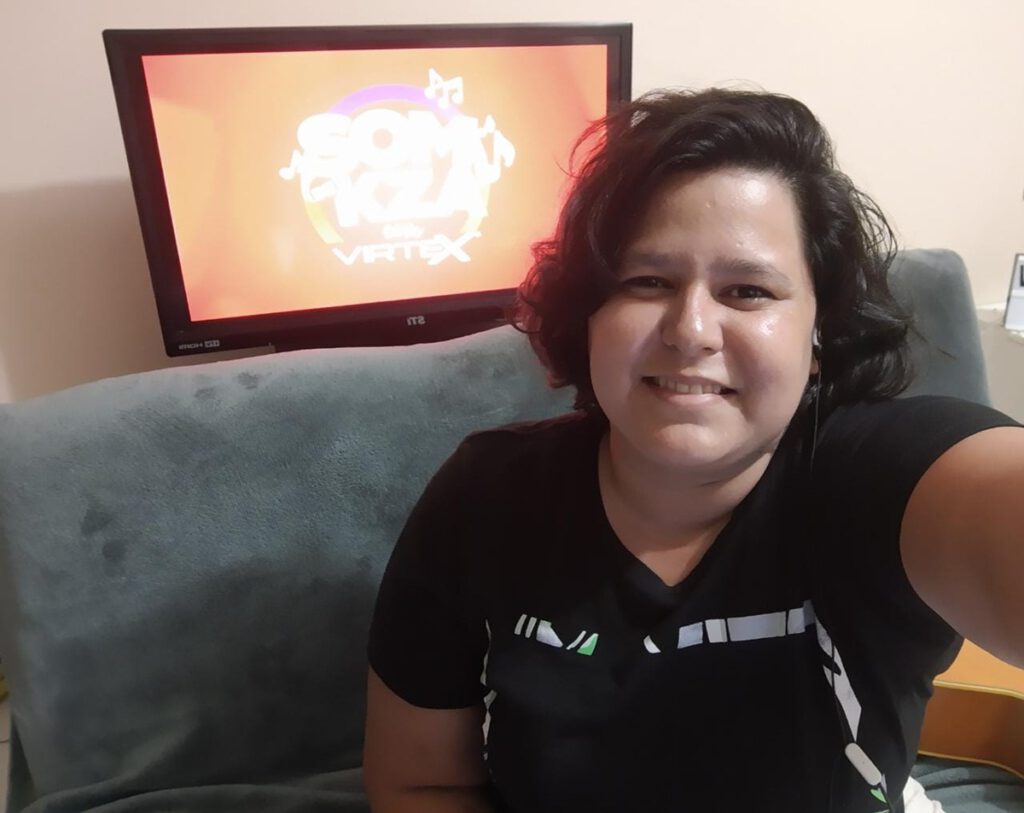 Em tempos de quarentena, cantora inova e se apresenta através das redes sociais