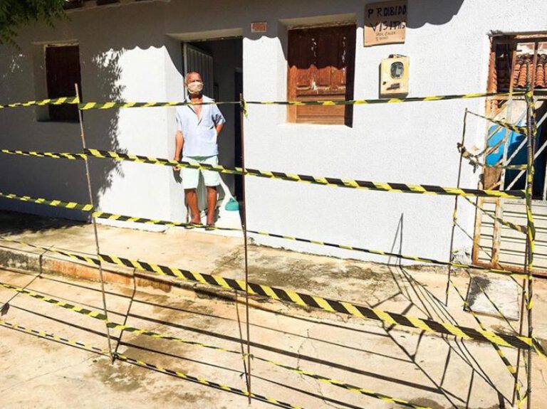 Para evitar visitas e coronavírus, idoso interdita calçada de casa no Piauí