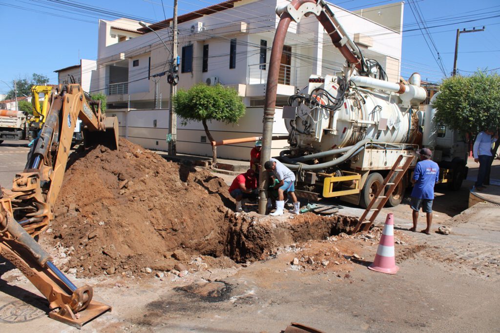 Agespisa abre buraco na Rua Francisco Prota para realização de serviço de limpeza