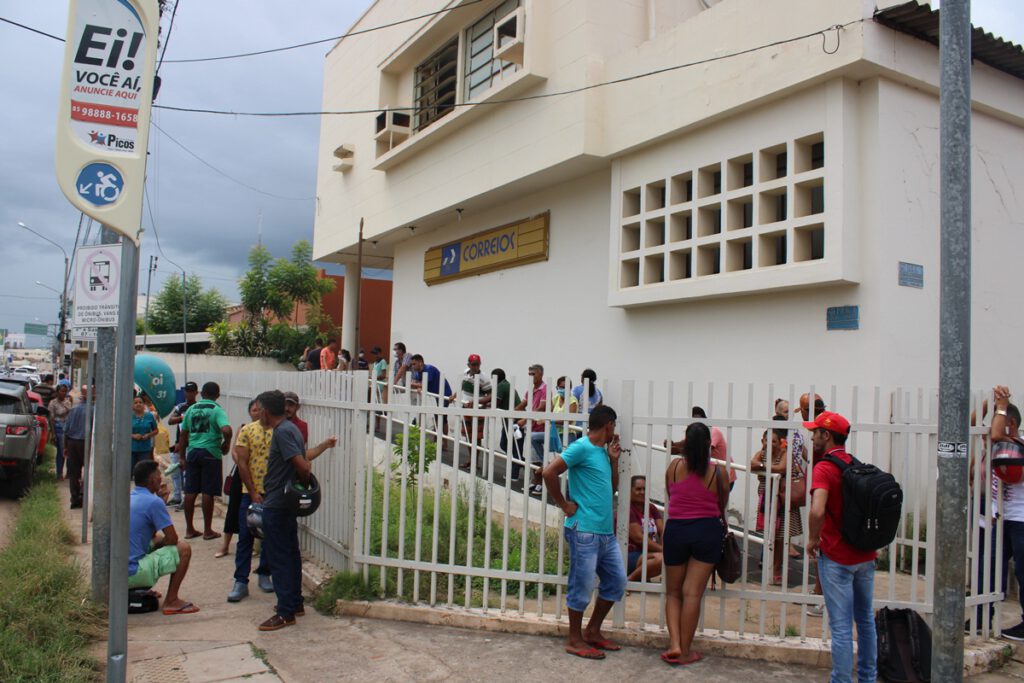 Busca por regularização do CPF provoca aglomeração em frente a agência dos Correios de Picos