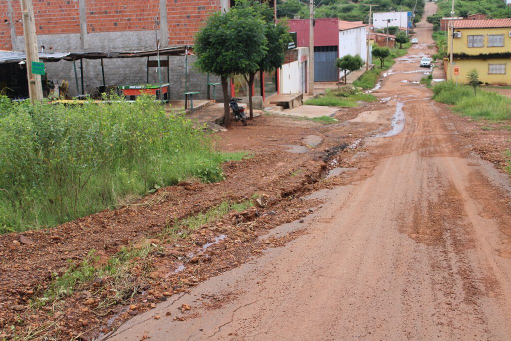 Via principal do bairro Belo Norte permanece deteriorada e sem previsão de reparos