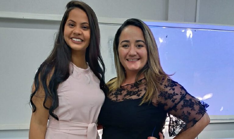 Jornalista e professora promovem live sobre pesquisas em comunicação e divulgação de livro sobre parteiras