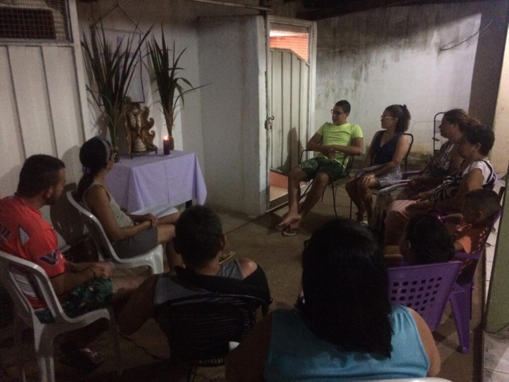 Famílias se organizam para celebrar Semana Santa em casa