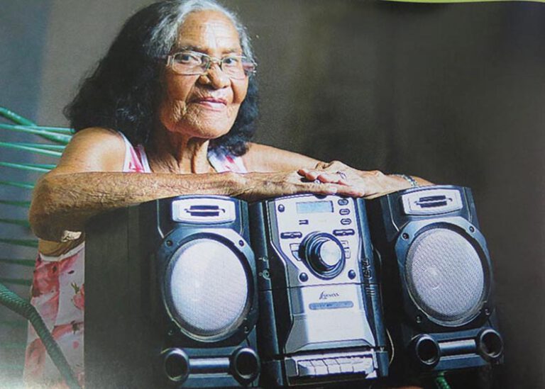 Morre, aos 81 anos, a cantora e compositora Maria da Inglaterra