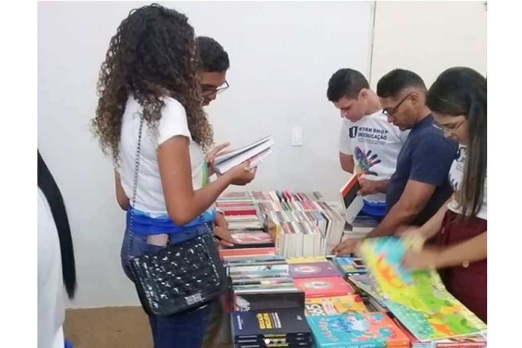 Livros infantis e de literatura clássica estão entre os mais vendidos em Picos, informa comerciante