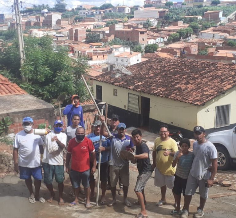 Moradores da Rua Bahia I do bairro Paroquial de Picos promovem mutirão e constroem acesso