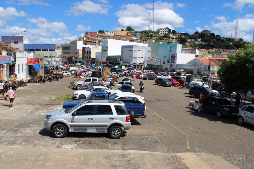 Feirantes atendem determinação da Prefeitura de Picos e desmontam barracas