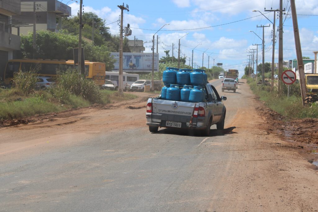 Esgoto doméstico deteriora asfalto da Av. Deputado Sá Urtiga em Picos