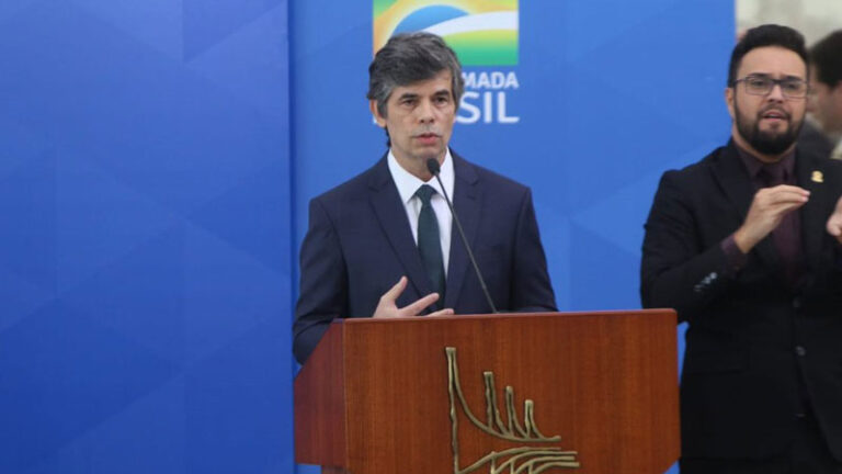 Após saída de Teich, Centrão critica Bolsonaro e apoio agora é alvo de discussão