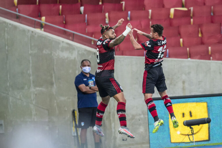 Flamengo vence Fluminense e abre vantagem na final do Carioca