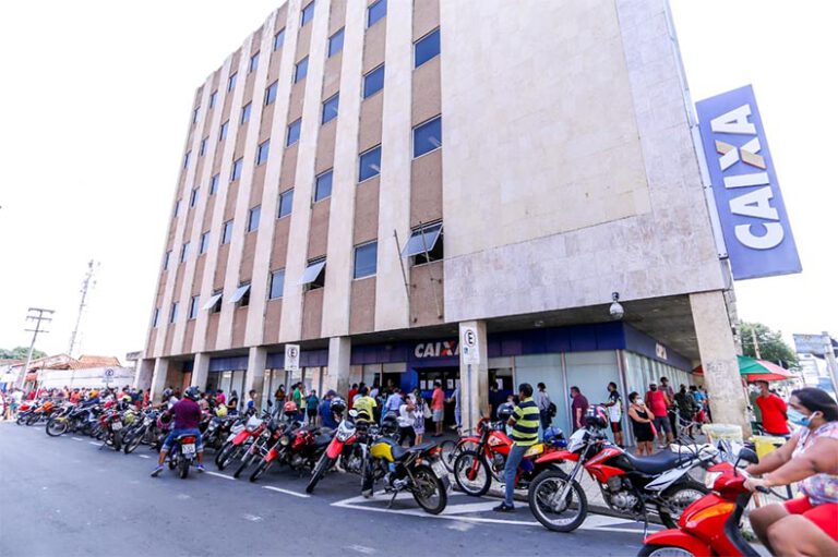 Servidor que acumula dois salários solicitou auxílio; TCE notifica 102 órgãos no Piauí