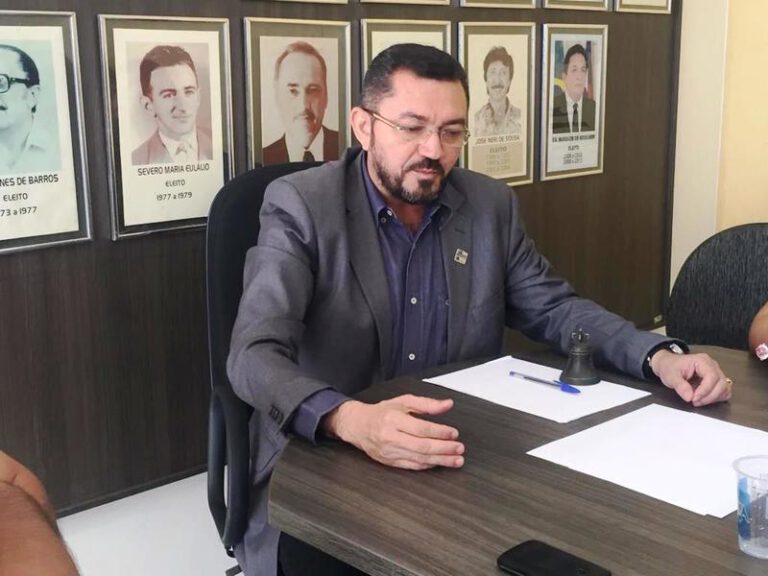 Justiça determina que prefeito de Picos readmita os servidores demitidos da Educação