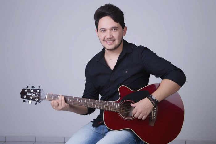 Robson Rocha fará live na tarde deste domingo (19)