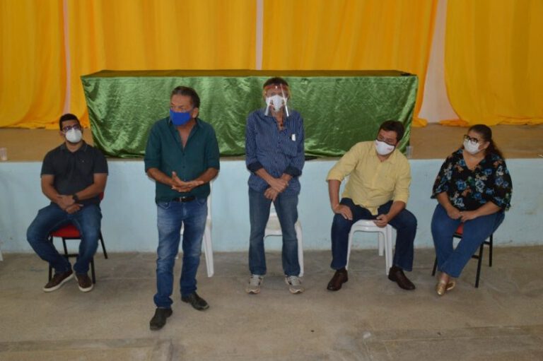 Gil Paraibano e Zé Néri dialogam com moradores de diversas localidades da cidade de Picos