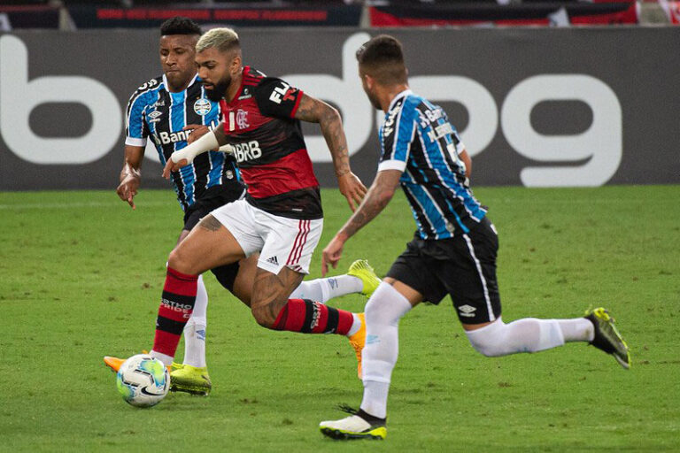 Flamengo sofre e busca empate com pênalti no final contra o Grêmio no Maracanã