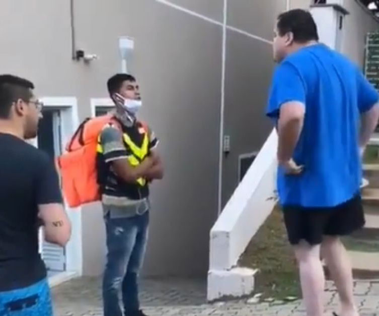 Entregador vítima de racismo recebe apoio de famosos, ganha moto e viraliza nas redes