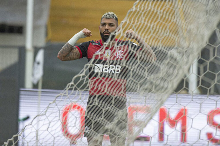 Gabriel Barbosa festeja aniversário com gol da vitória do Flamengo sobre o Santos