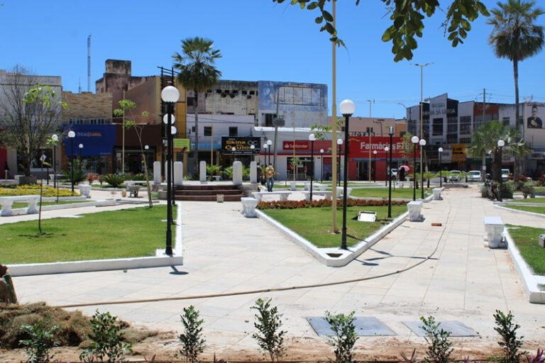 Internautas elogiam revitalização da Praça Félix Pacheco de Picos, mas criticam ausência de árvores