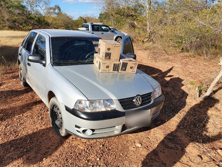 PRF prende 4 pessoas que saqueavam carga de caminhão após acidente na BR-135