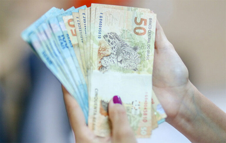 Equipe econômica estuda prorrogar auxílio emergencial até dezembro por pressão política