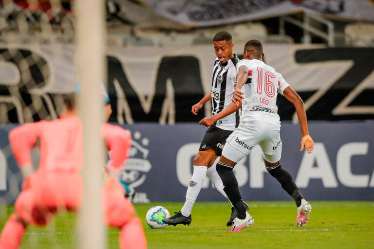 São Paulo perde chances, tem gol anulado e leva três do Atlético-MG