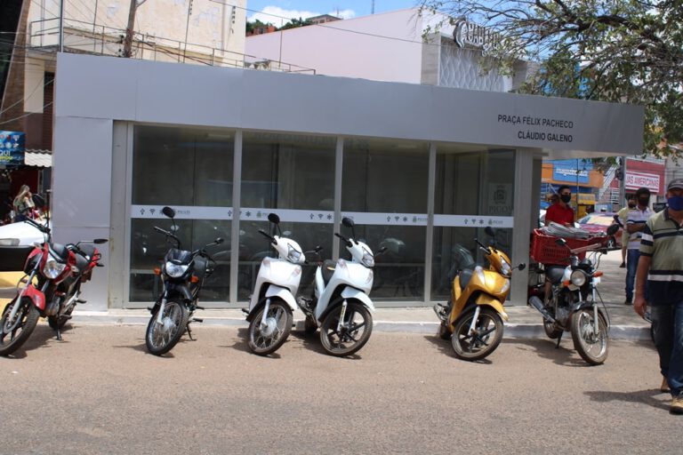 Um mês depois de inauguradas, novas paradas de ônibus ainda não podem ser usadas pela população