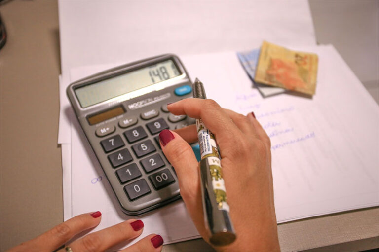 Rombo nas contas do governo soma R$ 647,8 bilhões até agosto