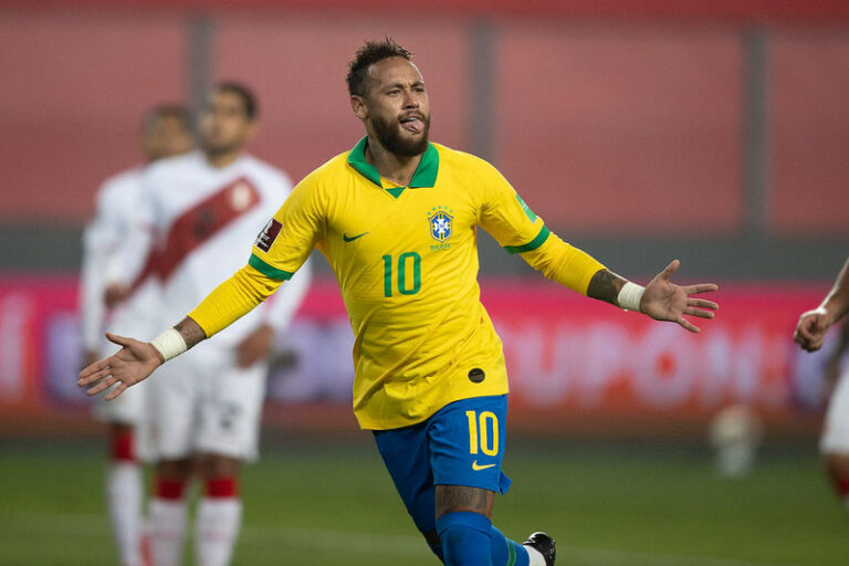 Neymar faz 3, supera Ronaldo e Brasil derrota Peru de virada nas Eliminatórias