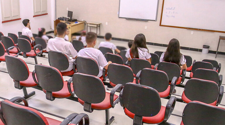 Justiça suspende retorno de aulas presenciais para 3º ano, pré-Enem e universidades