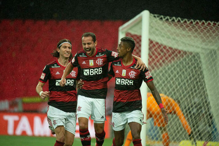Éverton Ribeiro sai do banco para comandar vitória do Flamengo sobre Athletico-PR