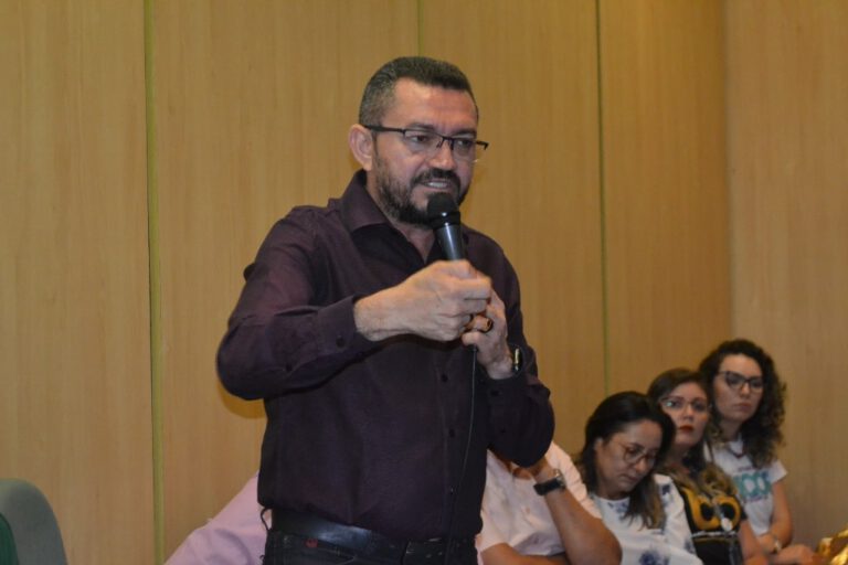 Em cima de palanque, Pe. Walmir Lima pede voto para Gil Paraibano