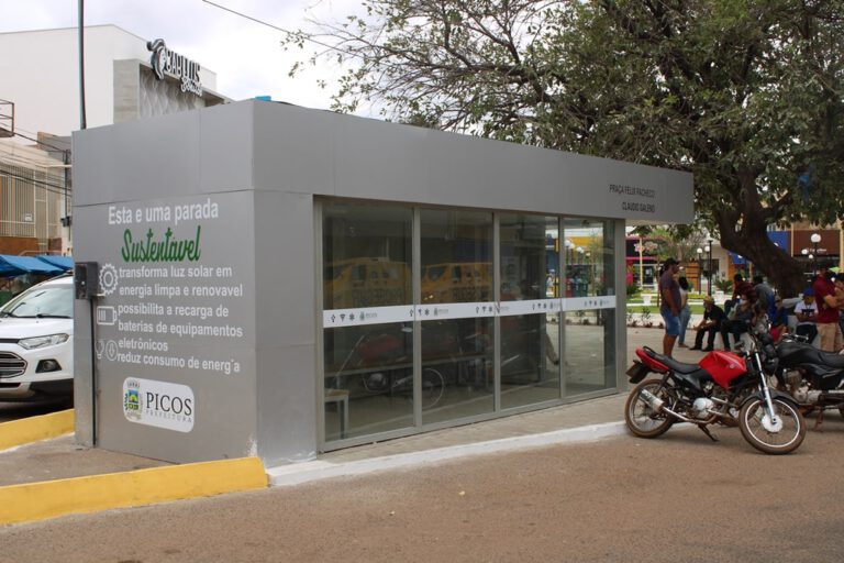 Novas paradas de ônibus de Picos entraram em funcionamento hoje (05)