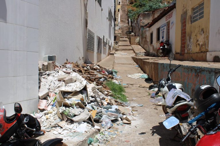População reclama de lixo e entulho em escada no centro de Picos