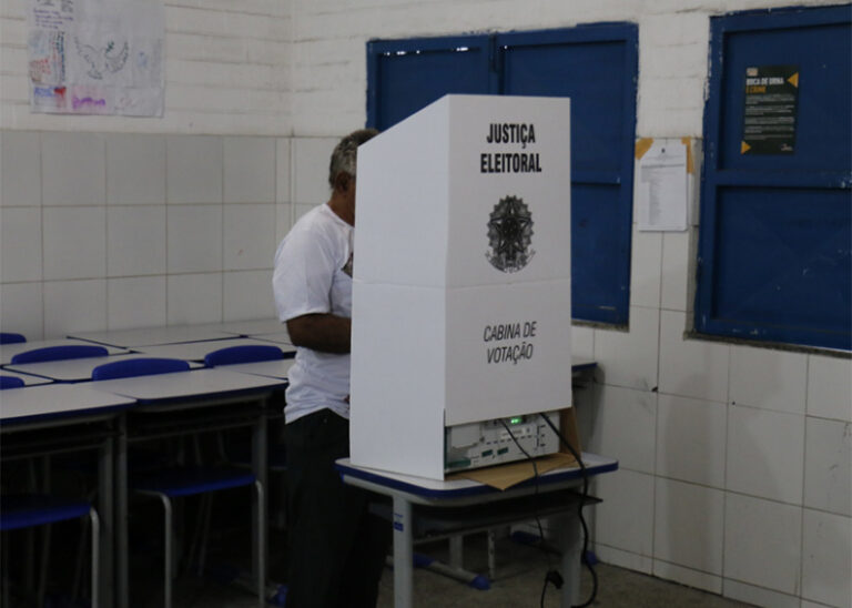 Quem contrair Covid-19 a partir de 1º de novembro não deve ir votar, alerta o TSE