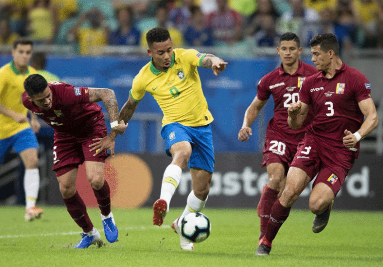 Brasil bate Venezuela e assume liderança isolada das Eliminatórias