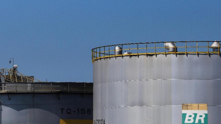 Petrobras eleva preço da gasolina em 4% e diesel em 5% nas refinarias