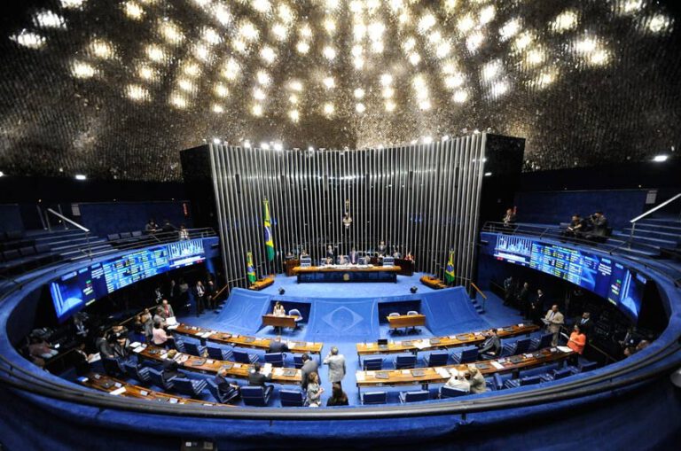 Projeto proíbe que candidato ao Senado tenha cônjuge ou parente como suplente