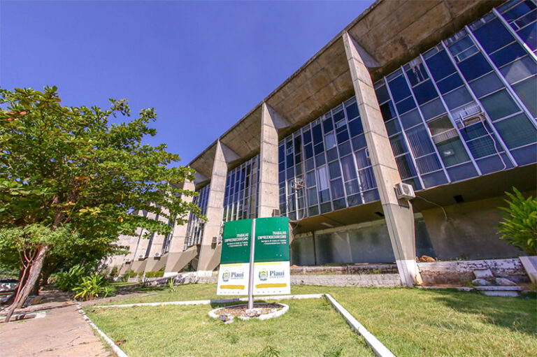 Governo do Estado decreta ponto facultativo nos dias 24 e 31