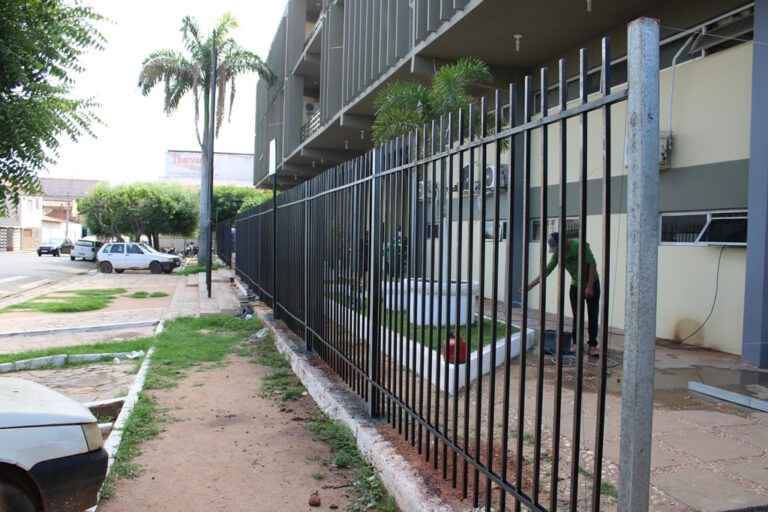Prédio da Prefeitura de Picos começa a ser cercado com grades de ferro
