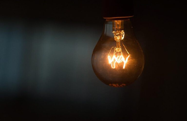 Aneel decide que conta de luz terá cobrança extra a partir desta terça