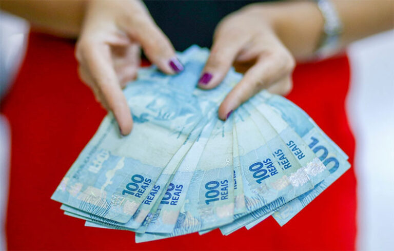 Governo prevê salário mínimo de R$ 1.088 em 2021
