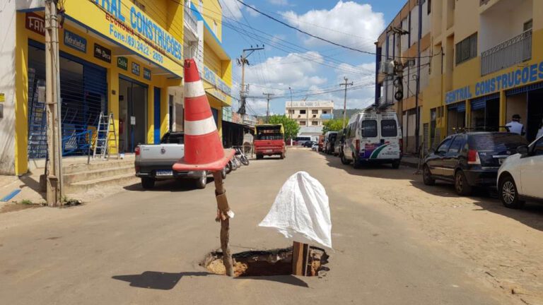 Buraco amplia e oferece riscos a transeuntes em rua comercial de Picos
