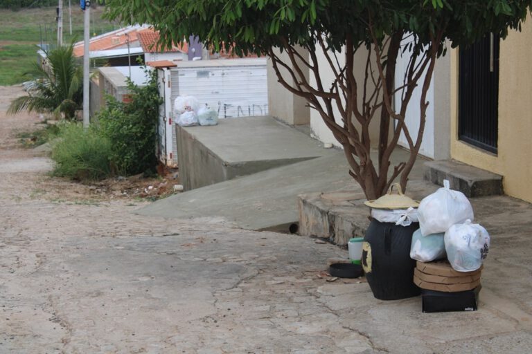 Moradores denunciam atraso na coleta e lixo fica acumulado no Residencial Sá Urtiga em Picos