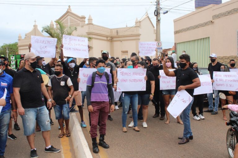 Artistas e promotores de shows de Picos realizam manifestação contra proibição de eventos musicais
