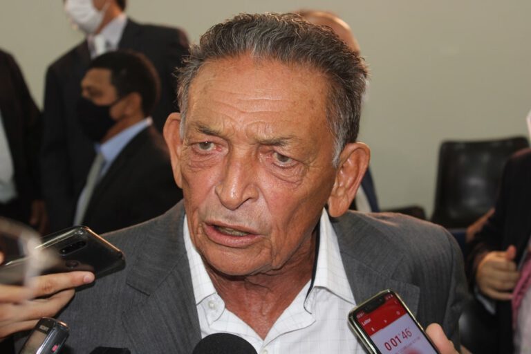Prefeito Gil Paraibano cobra investimentos para Picos na abertura do ano legislativo na Câmara Municipal