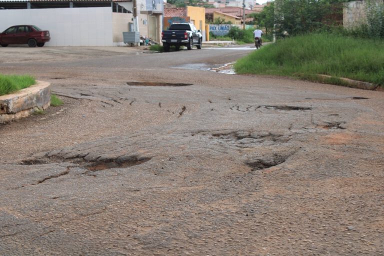 Buracos começam a se multiplicar pela Av. Severo Eulálio de Picos