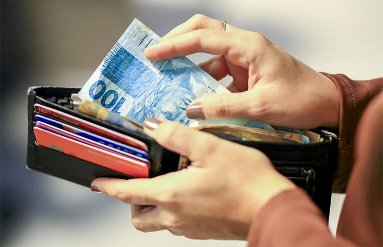 Renda domiciliar per capita fica em R$ 1.380 em 2020, revela IBGE