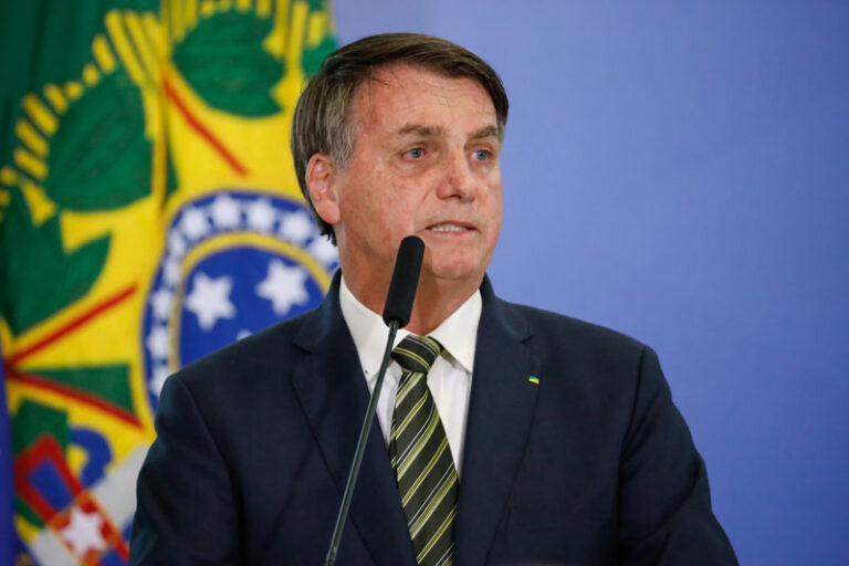 Bolsonaro edita mais 4 decretos para facilitar acesso a armas e munições