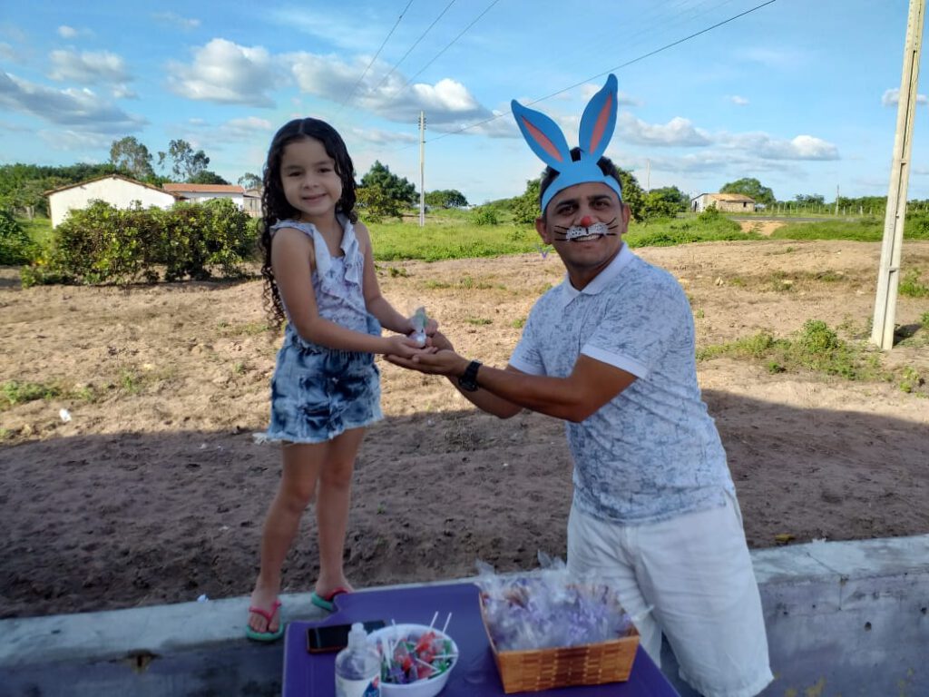 Jovens promovem doação de ovos de chocolate no Domingo de Páscoa